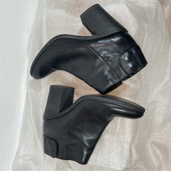 Vince Camuto black leather Debra side zipper ankle heeled boots - Picture 8 of 16